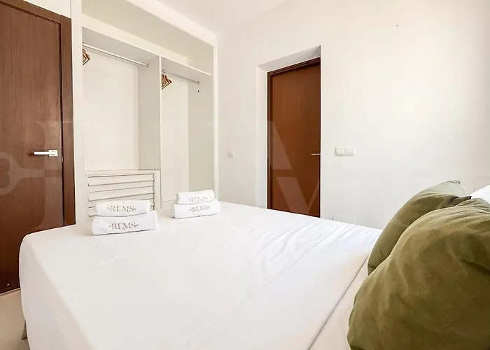 Sunny & Rooftop Near Rems