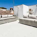 Sunny & Rooftop Near Rems *