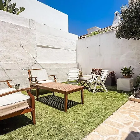 Sunny & Rooftop Near Rems