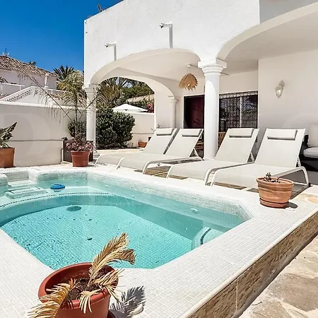 Вілла Sunny & Rooftop Near Rems