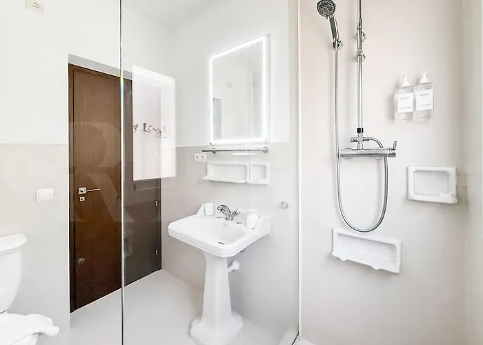 Sunny & Rooftop Near Rems Μαρμπέλλα