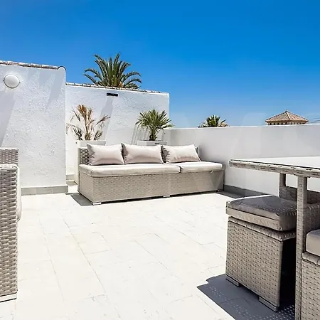 Sunny & Rooftop Near Rems